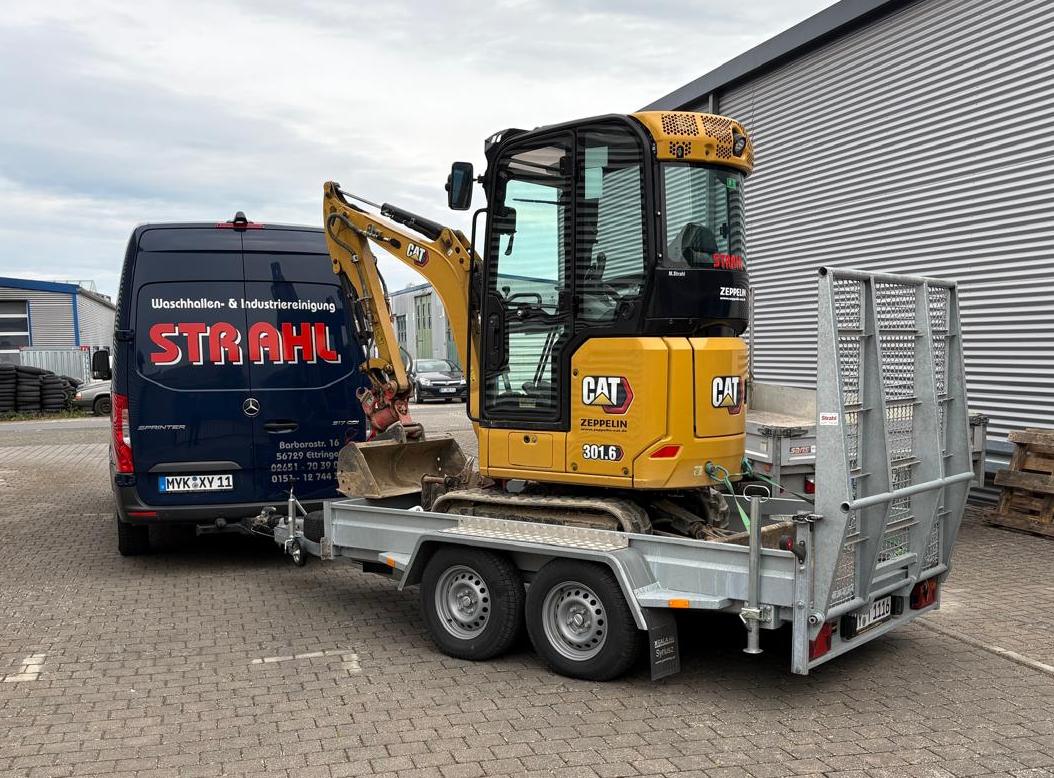 Strahl Servicefahrzeug mit Minibagger auf Anhänger